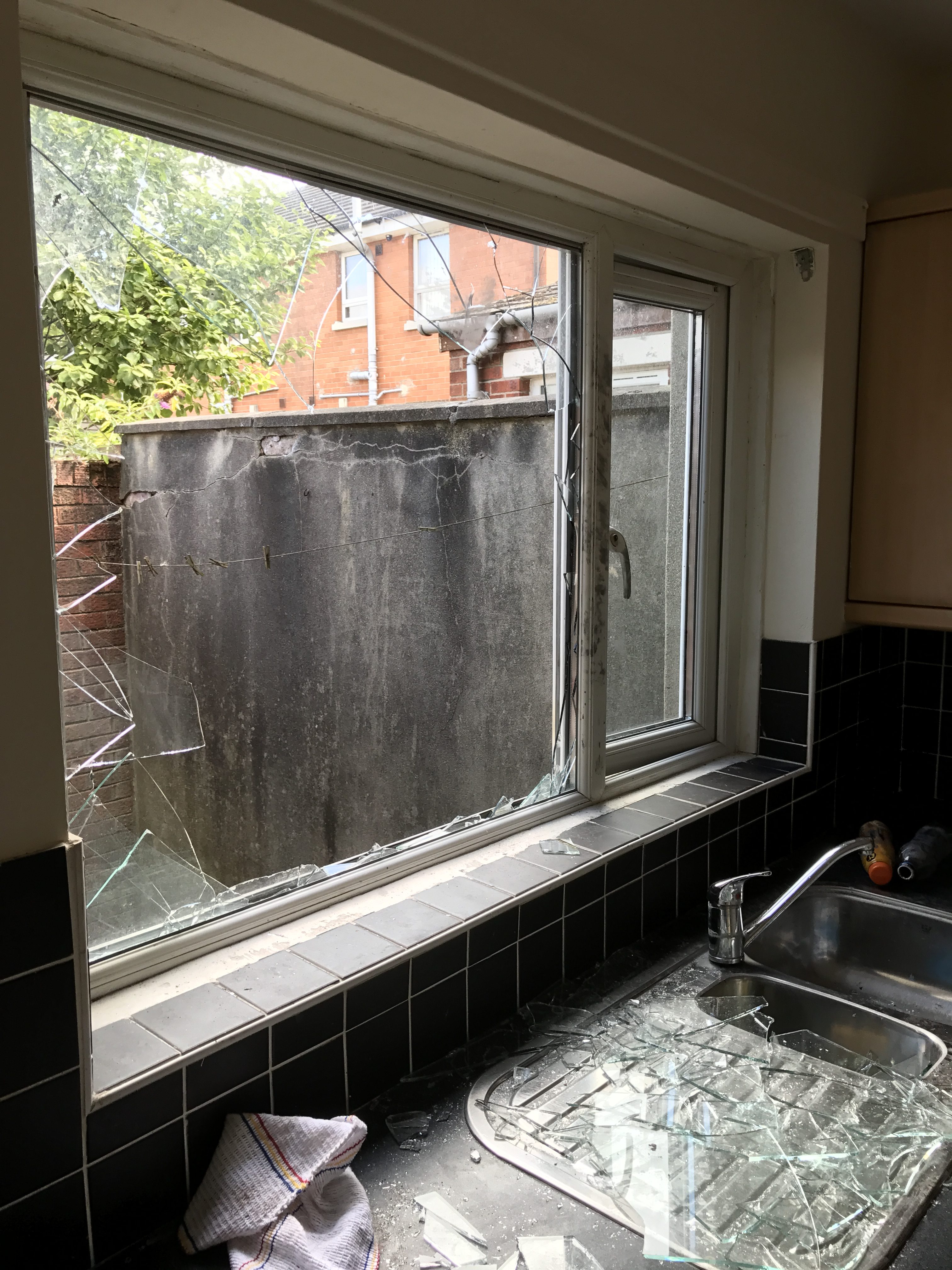 fixing-broken-glass-belfast-emergency-glass